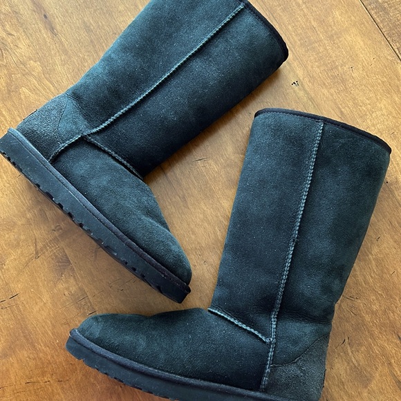 Ugg Australia Classic Boot, Size 7 - Picture 3 of 8